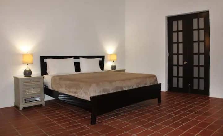 Chambre principale. Elle a aussi un futon.