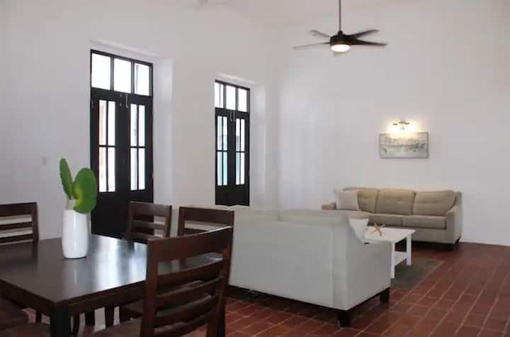 REMARQUE : l'espace est ouvert sur le mini-patio intérieur et les éléments naturels comme la pluie et les insectes occasionnels, il n'y a donc pas de climatisation dans les salons/salles à manger et la cuisine, seulement des ventilateurs de plafond.