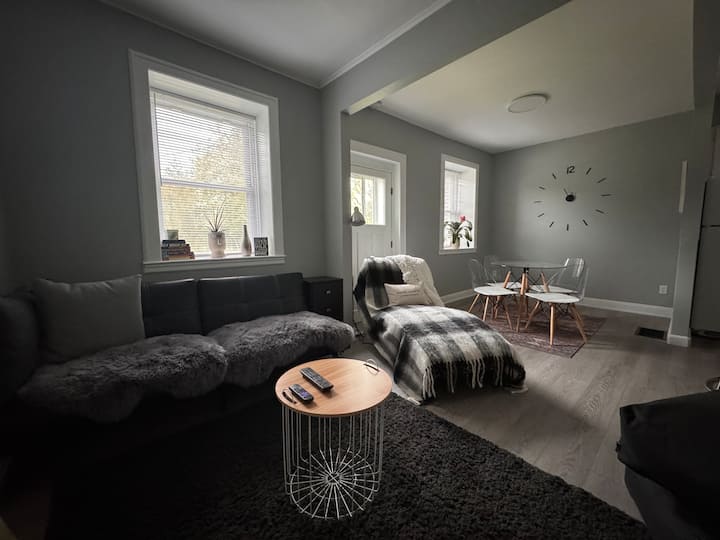 Tafadhali jisikie nyumbani katika nyumba yetu yenye ukubwa wa futi za mraba 700, chumba cha kulala 2/bafu 1.