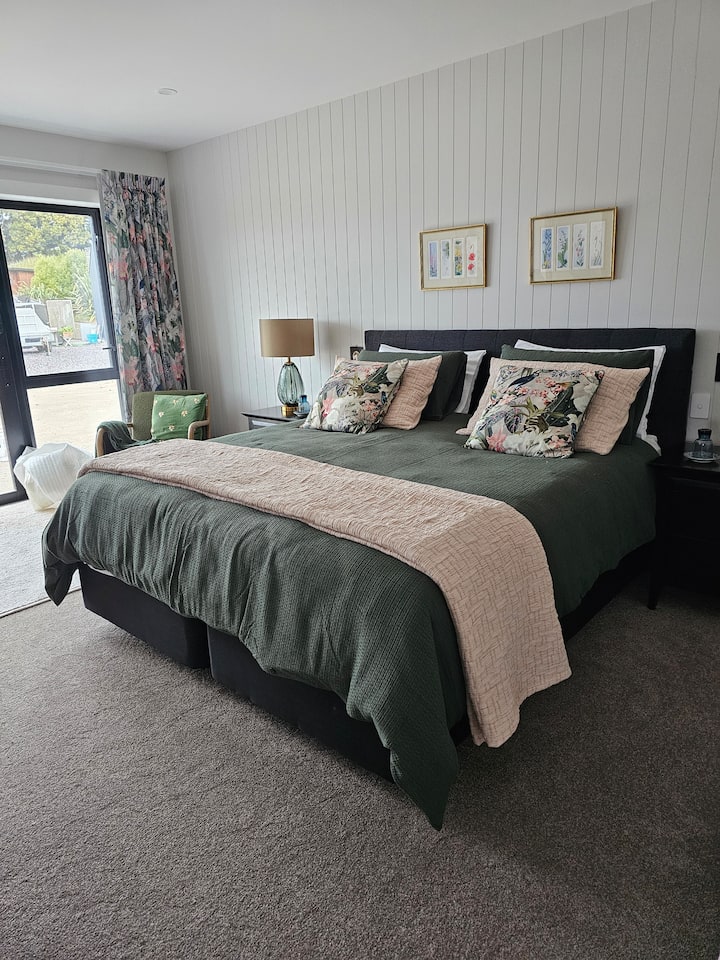 Hlavná spálňa s luxusnou vlastnou kúpeľňou so sprchovacím kútom a vaňou