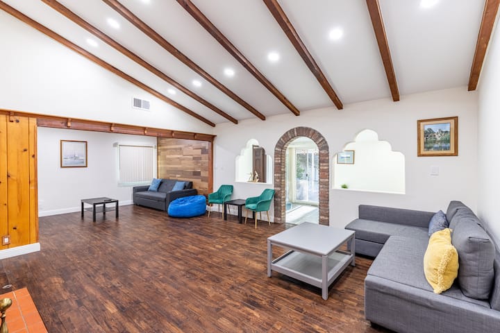 Charming Big House With Pool - San Fernando, CA