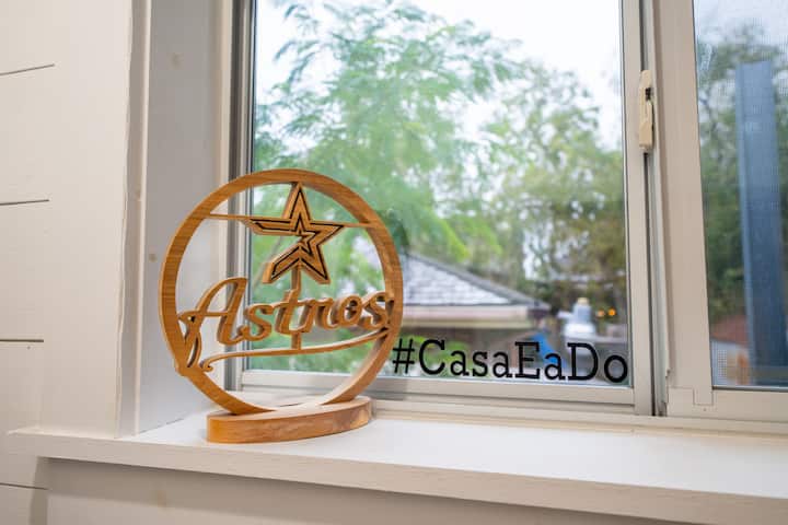 Vista a la ventana: ¡Anima a los Astros con este elegante orgullo de exhibición de ventanas!