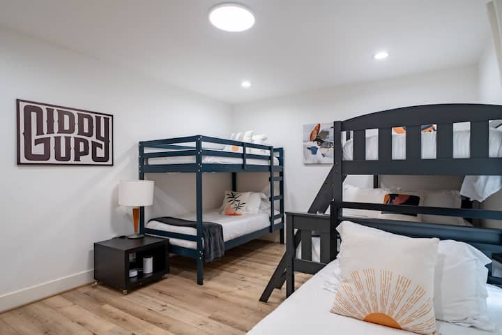 Habitación con literas: ¡te esperan noches llenas de diversión en esta elegante habitación con literas, perfecta para amigos y familiares!