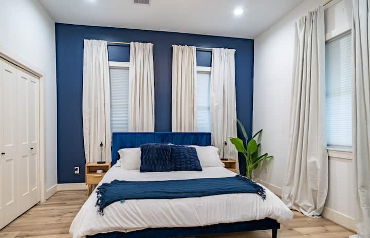 Master Retreat: ¡Sumérgete en el lujo con una lujosa cama tamaño king, impresionantes paredes marinas y ventanas brillantes!