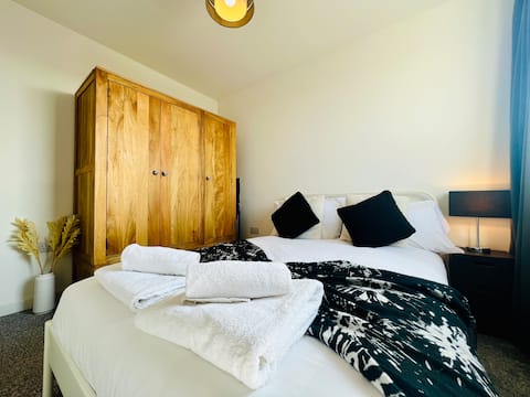Bright Modern Flat in Town Centre & Near Park