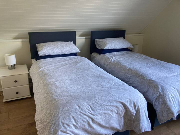 El dormitorio uno tiene dos camas individuales que se pueden convertir en un colchón de tamaño Superking. 