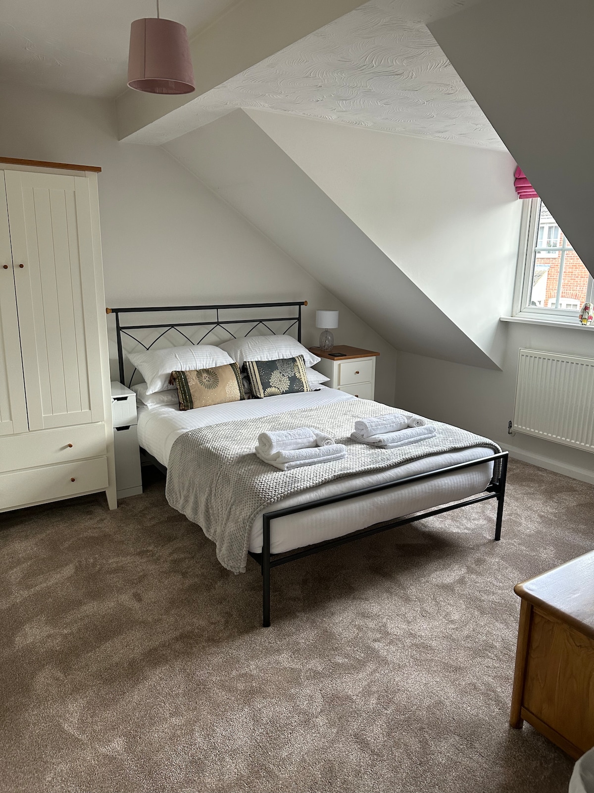 双人卧室最近配备了新地毯。 有足够的空间，可以舒适地放置旅行婴儿床。 带Freeview和应用程序的电视。 包括带衣架的衣物存放处。 