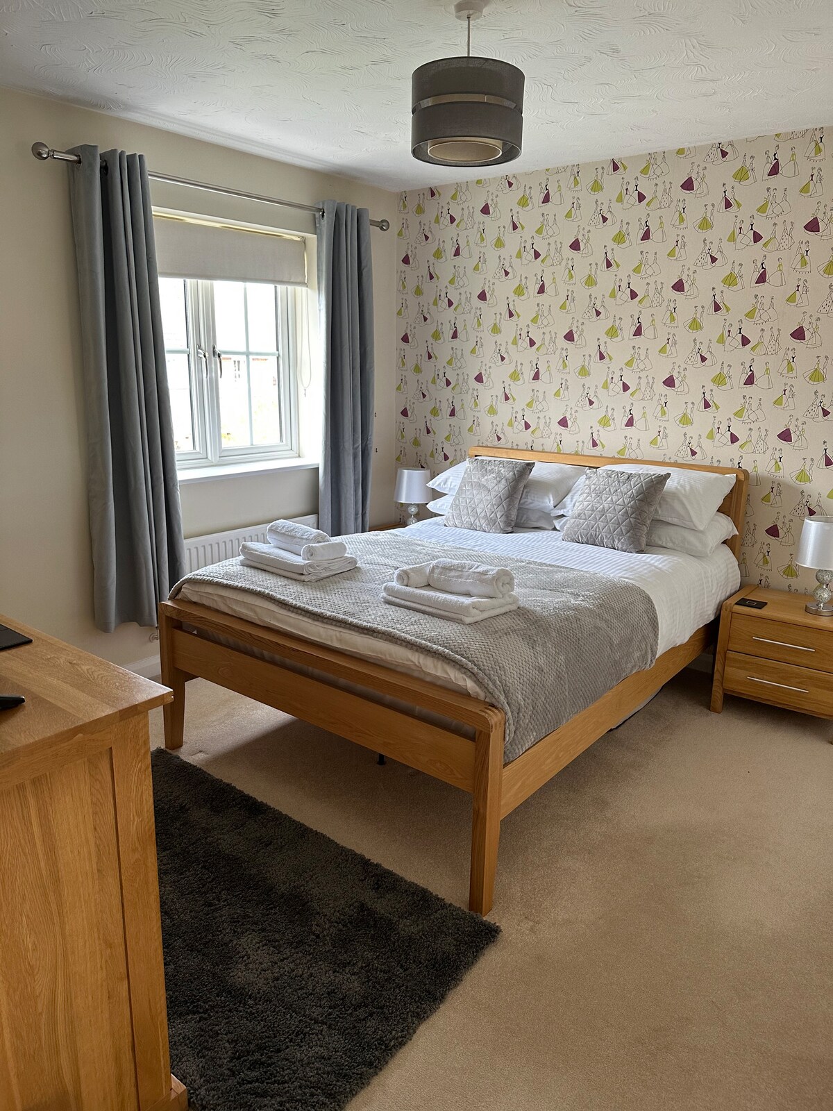 舒适的双人床，配备优质床垫，有很多储物空间，有很多抽屉，还有一个内置衣柜，包括衣架。 带Freeview和应用程序的智能电视。 床的两侧都有插座。提供吹风机。 