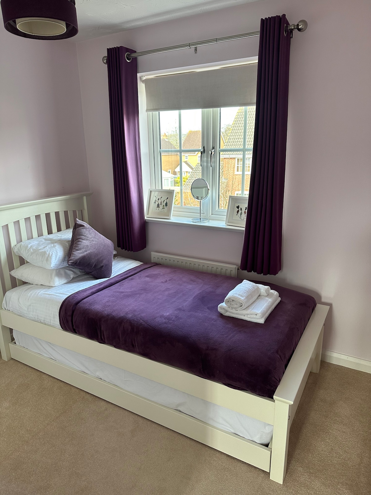 单人卧室，可选择拉出带轮床，打造第二个睡眠空间。 包括带衣架的衣物存放处。 