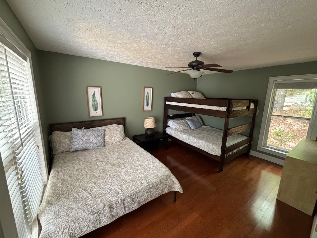 Bedroom with 3 beds