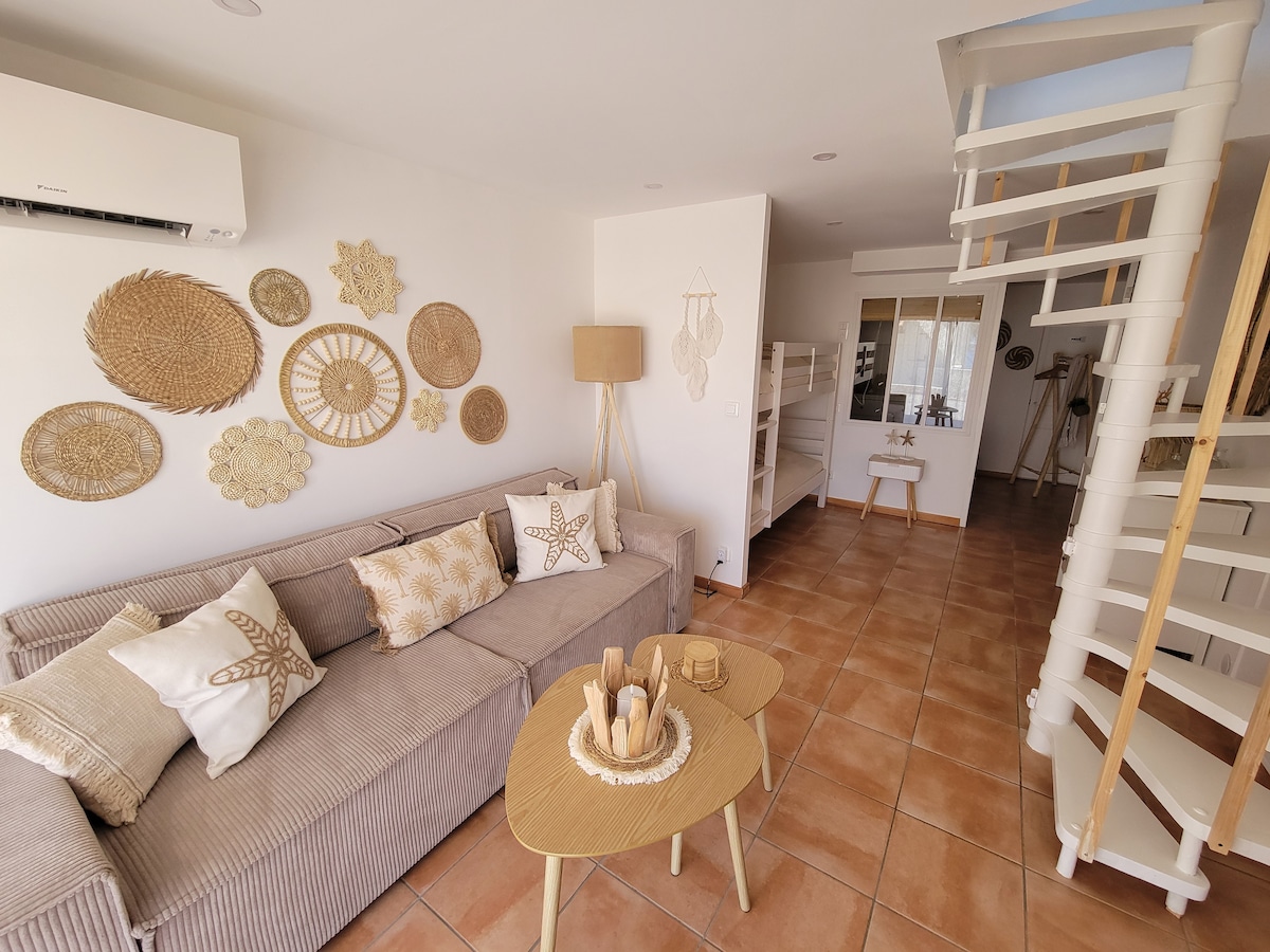 Top Airbnb: Beach 50 m away Quiet air-conditioned duplex in Fréjus
