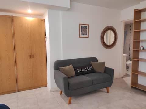Airbnb con mejor rendimiento: Comfortable studio apartment · Ground floor · Wi-Fi en Don Bosco