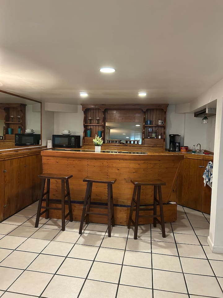 Private, Quiet Suite Near Lake Erie, Easy Check-in - Erie, PA