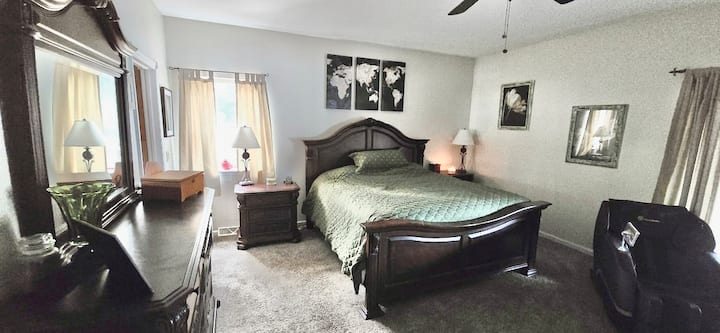 包括带有移动床垫的日间床。