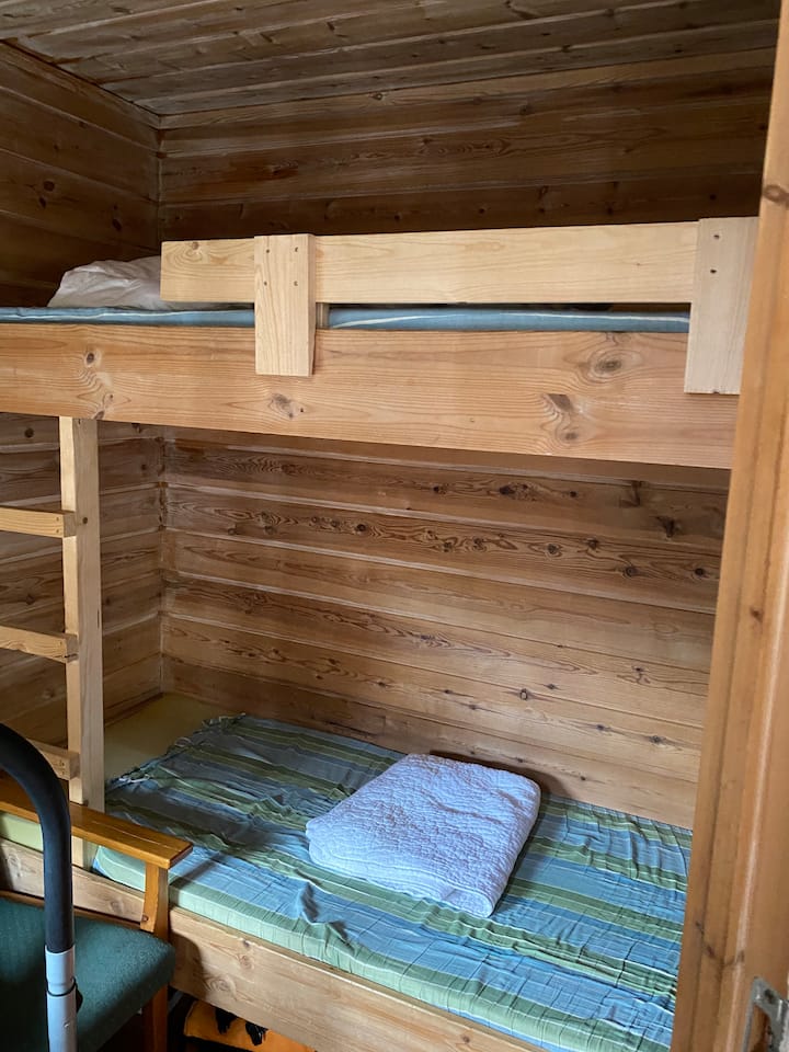 Hay una litera en esta habitación, los otros dos lugares para dormir están en el loft de la sala de estar.