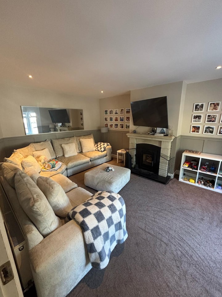Lovely & Bright Bedroom - Greystones