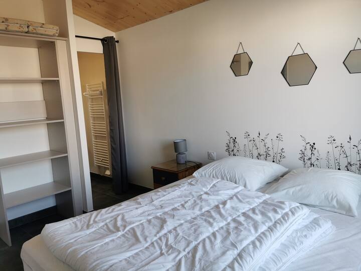 Na prízemí sa nachádza spálňa s posteľou (160 cm) a sprchovacím kútom. 