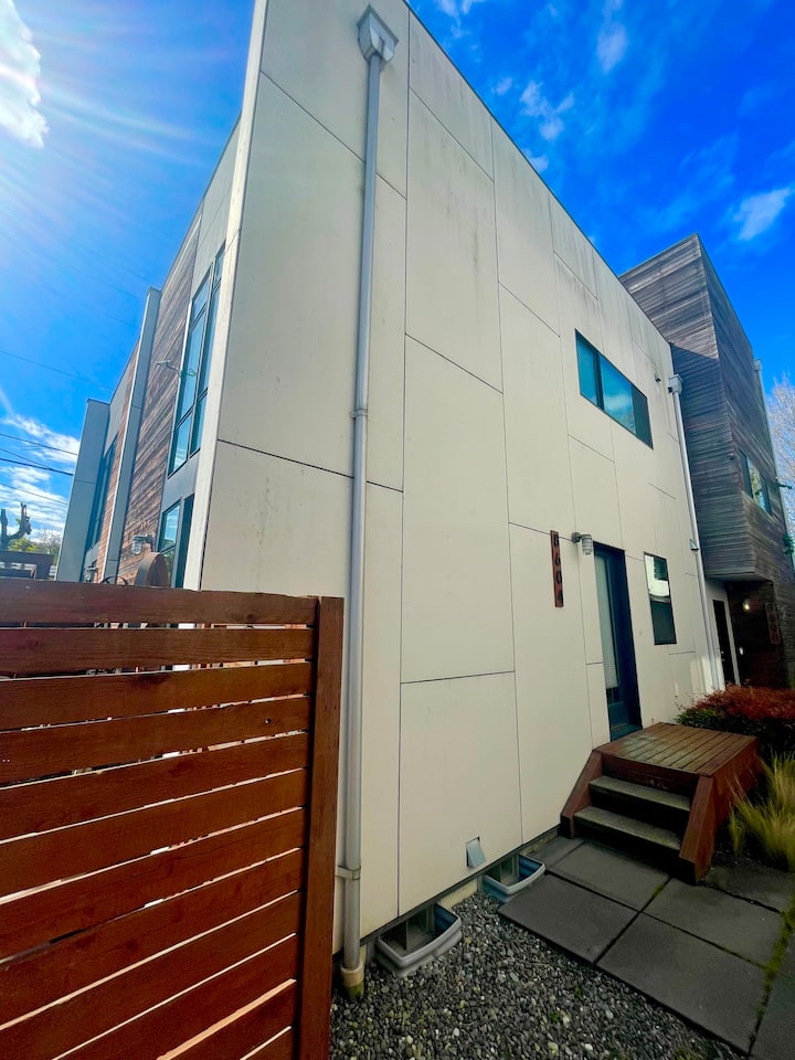 Townhome 10 Minutes From Downtown! 10 From Seatac! - Seattle, WA