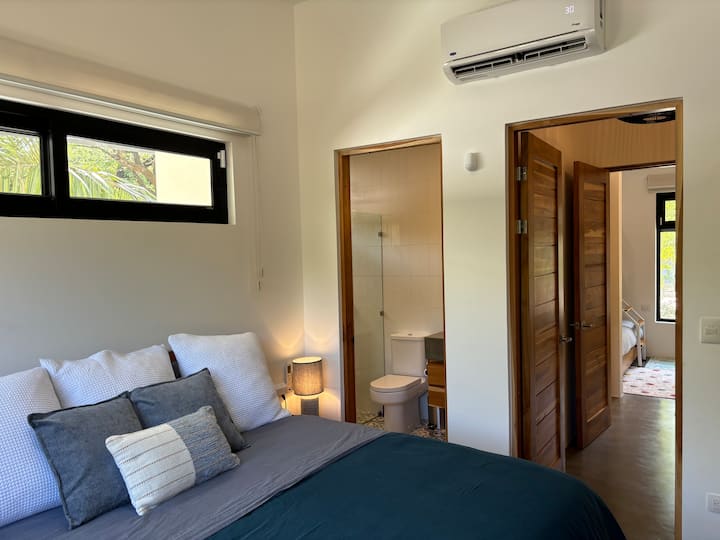 Spálňa 1 s manželskou posteľou King, vlastnou kúpeľňou a klimatizáciou, rovnaké poschodie ako spálňa 2 (vpravo). 