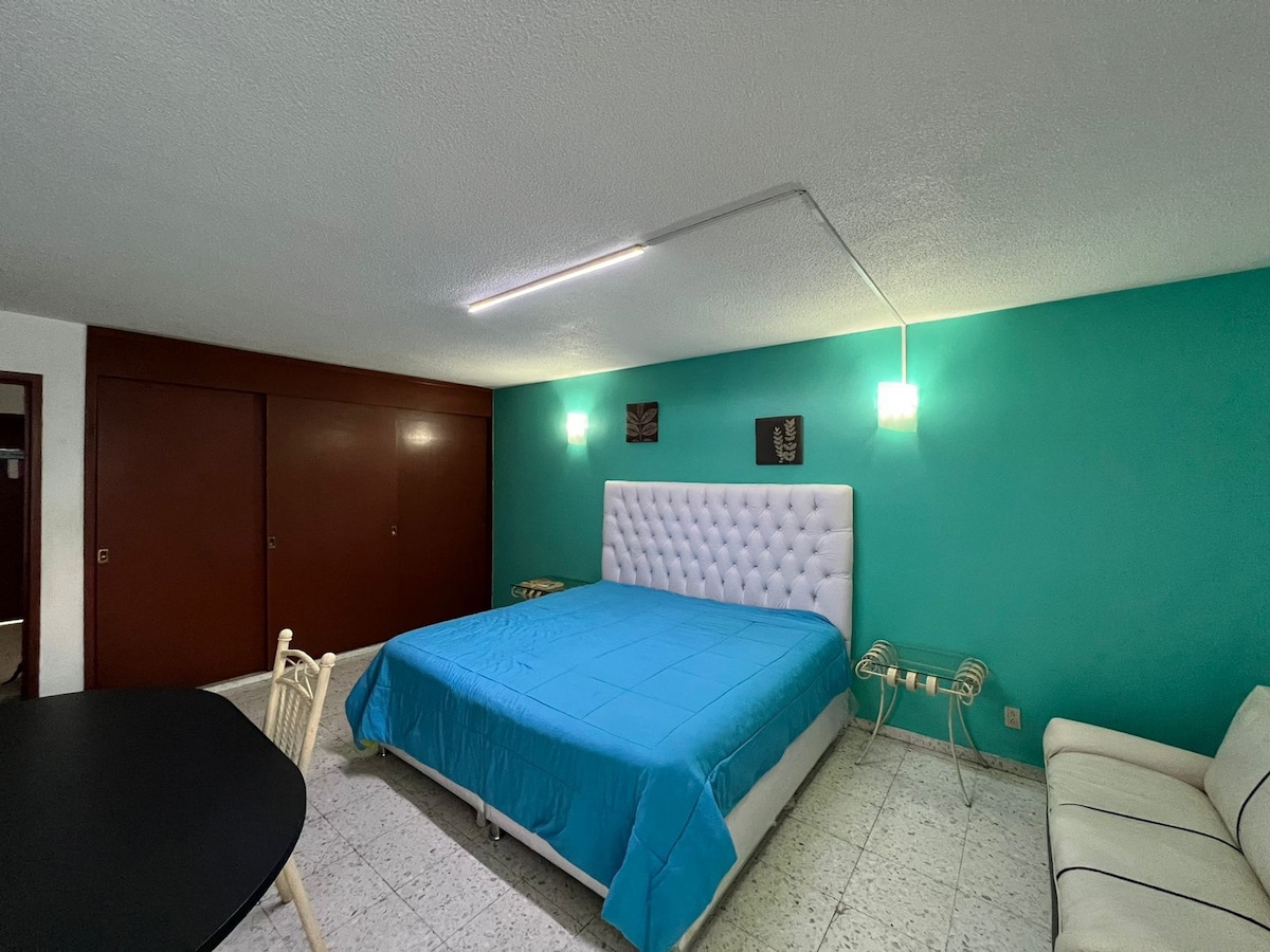 Chumba cha kulala cha kimungu, chenye kitanda cha ukubwa wa king, godoro la mifupa, kilichopambwa kwa ladha sana. 