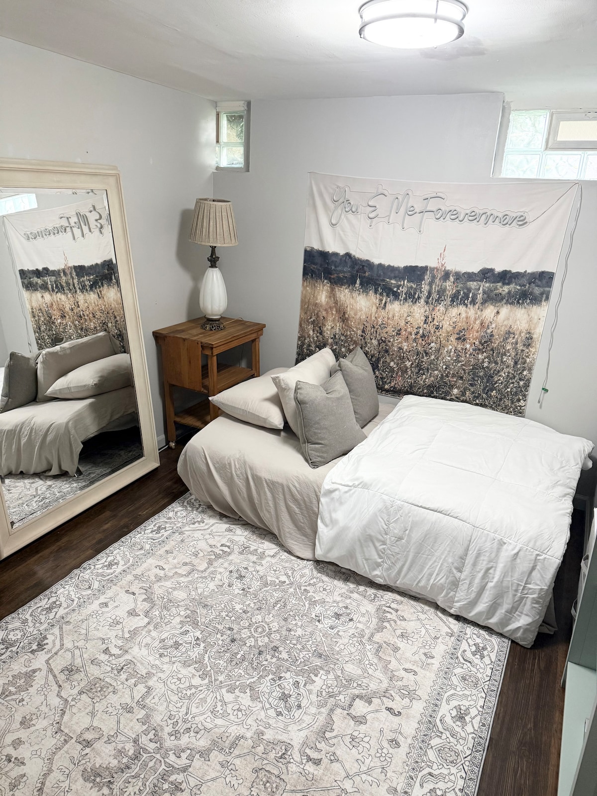 Futón sa rozkladá na posteľ v plnej veľkosti. Vrátane vrchného matraca, plachiet, vankúšov a prikrývok