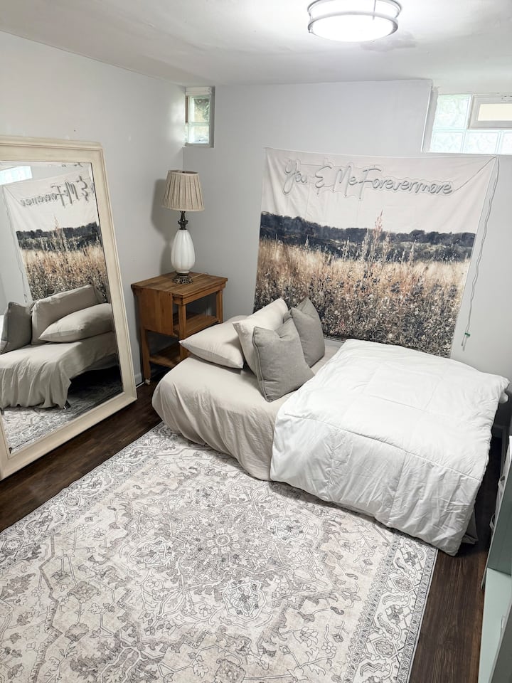 הפוטון מתקפל למיטה בגודל מלא. כולל כיסוי מיטה, מצעים, כריות ושמיכות