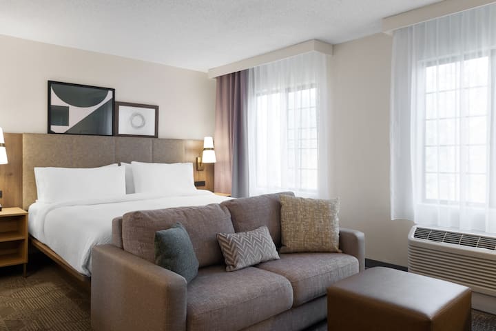 King Studio W/ Kitchen/ Free Breakfast–sleeps 3 - Lexington, MA