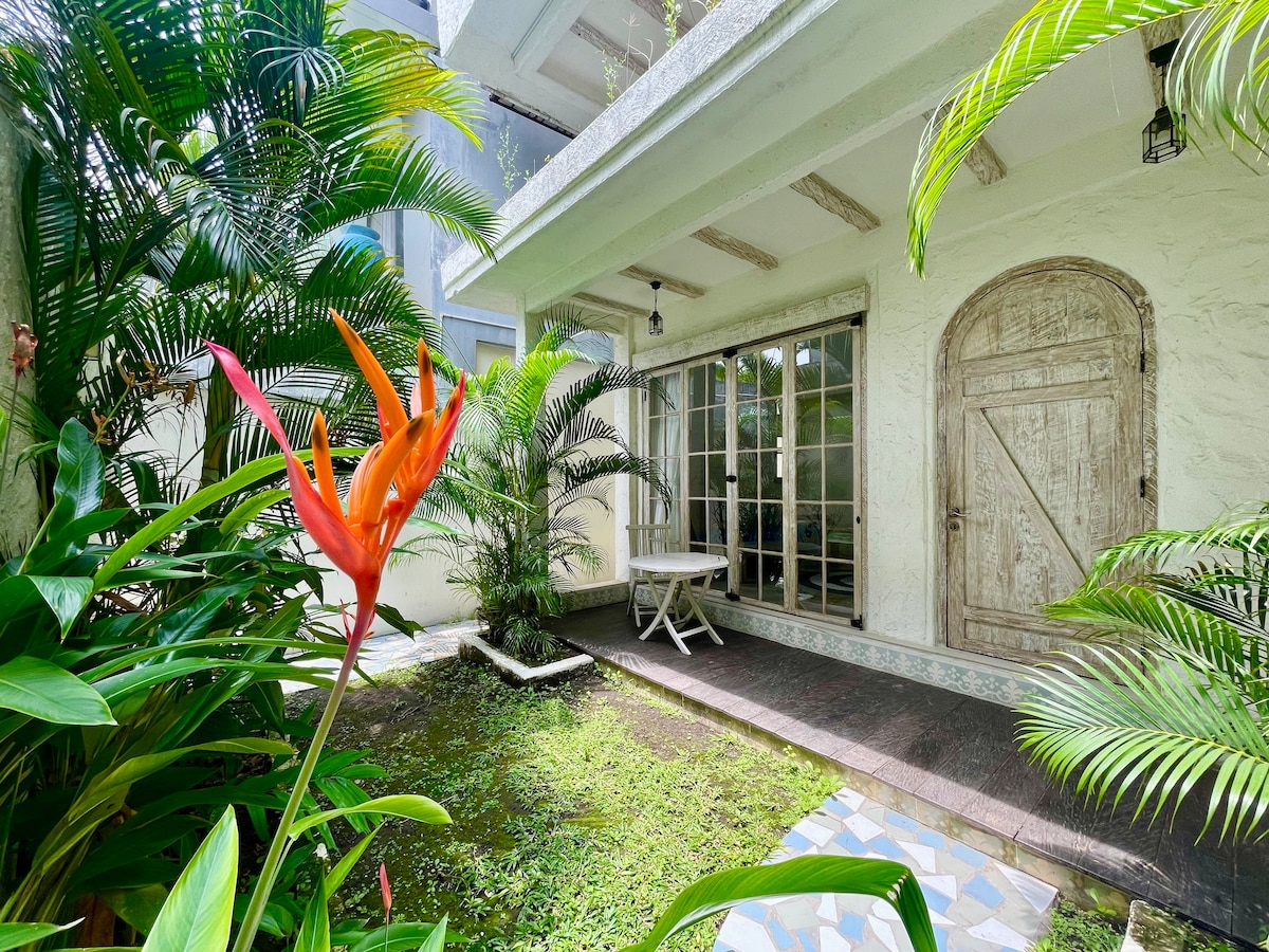 ビーチ徒歩圏！アンティーク調の隠れ家アパート Antique M3｜バリ島