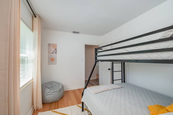 La litera superior es un colchón de tamaño doble y la litera inferior es un colchón de tamaño completo. 