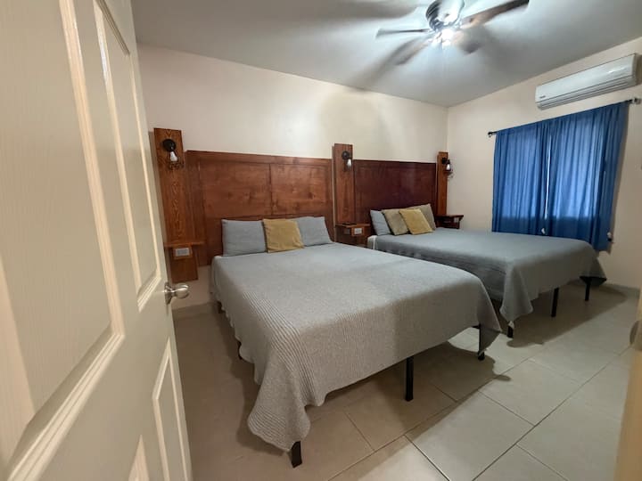 Chambre spacieuse avec 2 lits queen confortables dotés de matelas en mousse à mémoire de forme, une commode, une télévision intelligente, des tables de chevet avec des ports de recharge USB et USB-C, et un climatiseur mini-split silencieux. Parfaite pour se détendre et profiter d'un séjour reposant. ️✨