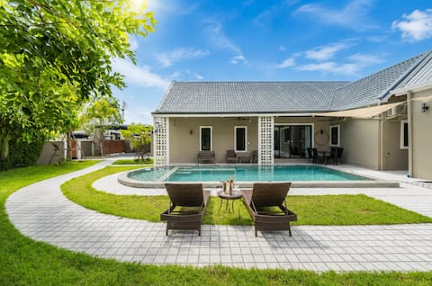 Bang Lamung/ThePrivatePoolVilla/4BR/ 10min Beach!