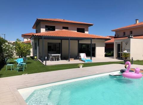 Villa avec piscine et jardin