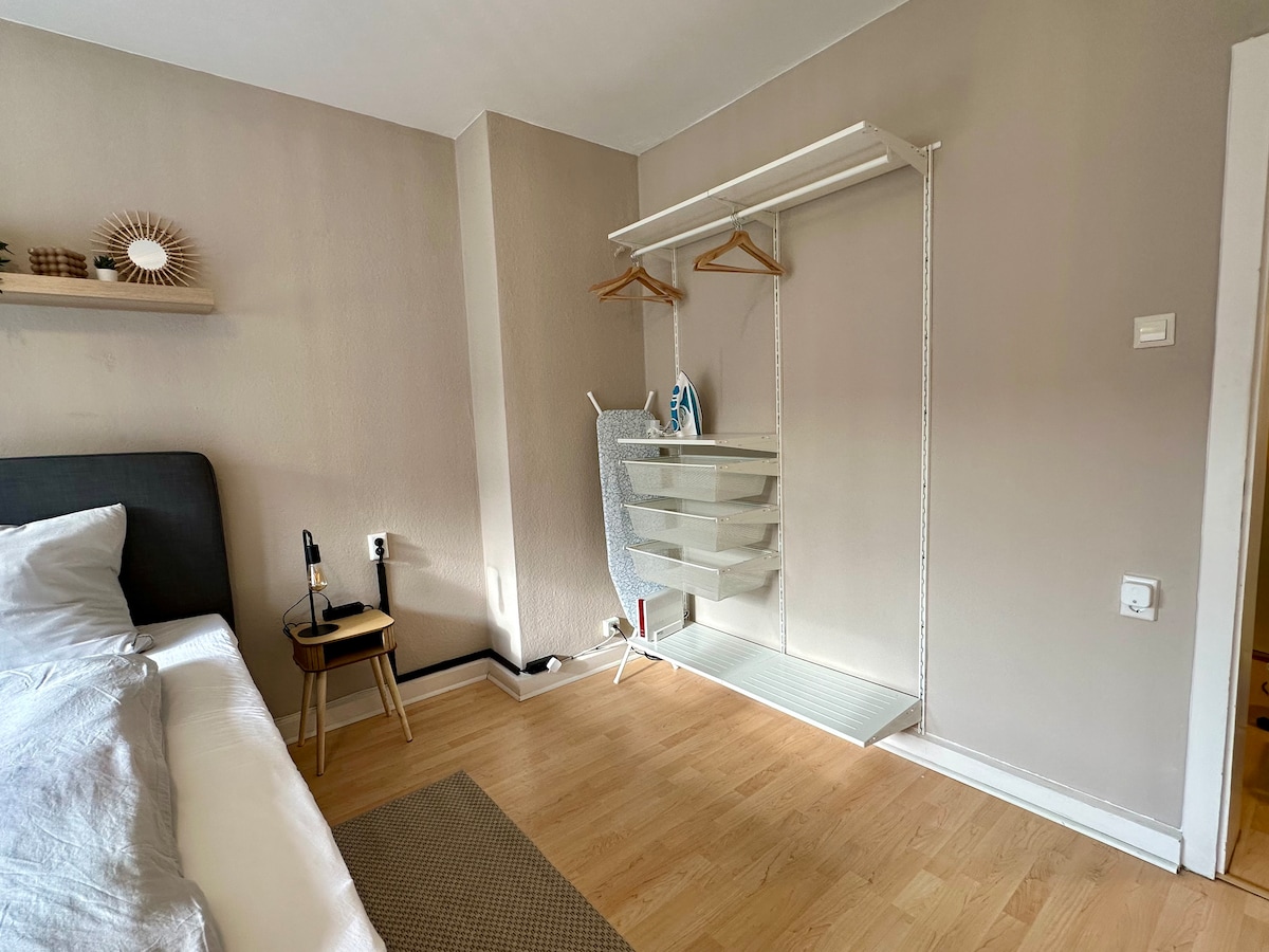 Dormitorio principal con plancha y tabla de planchar armario abierto