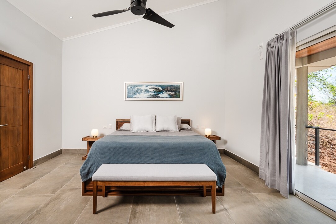 配备加大双人床 