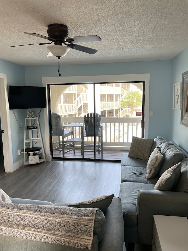 Summer Getaway, 2 Pools, Family Friendly, Sleeps 7 - Gulf Shores, AL