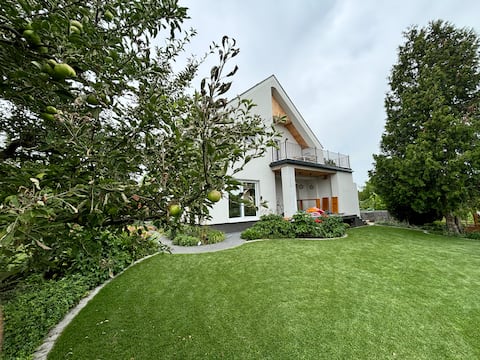 Neon apartment with balcony, garden view, super am