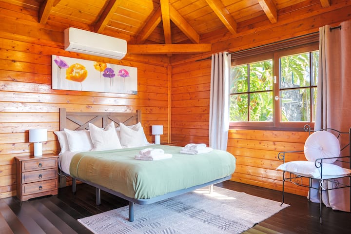 The master bedroom has a 150-cm bed, plenty of storage space for belongings,  air conditoning, beautiful views of the garden and the valley, and opaque curtains. 