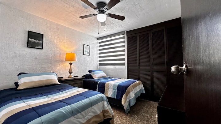 Втората спалня има две единични легла, бюро, шкаф за вашите вещи и голям гардероб, както и допълнителни електрически контакти за всички ваши джаджи