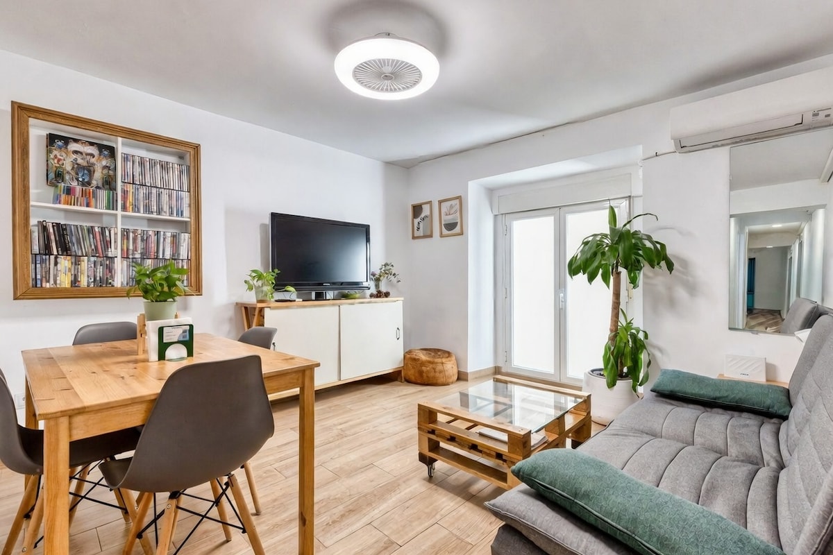 Top Airbnb: Quiet & cozy 2BR/1BA • La Latina • Walk Everywhere in Centro