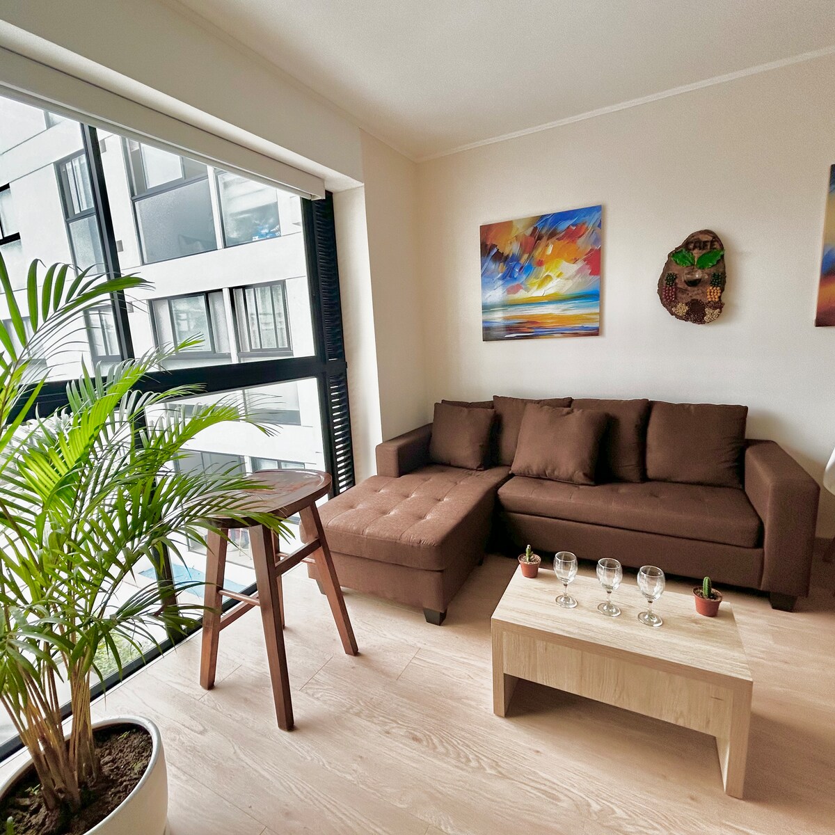 يتم استخدام هذه الأريكة كما هو موضح في الصورة، وهي غير قابلة للتحويل إلى سرير.