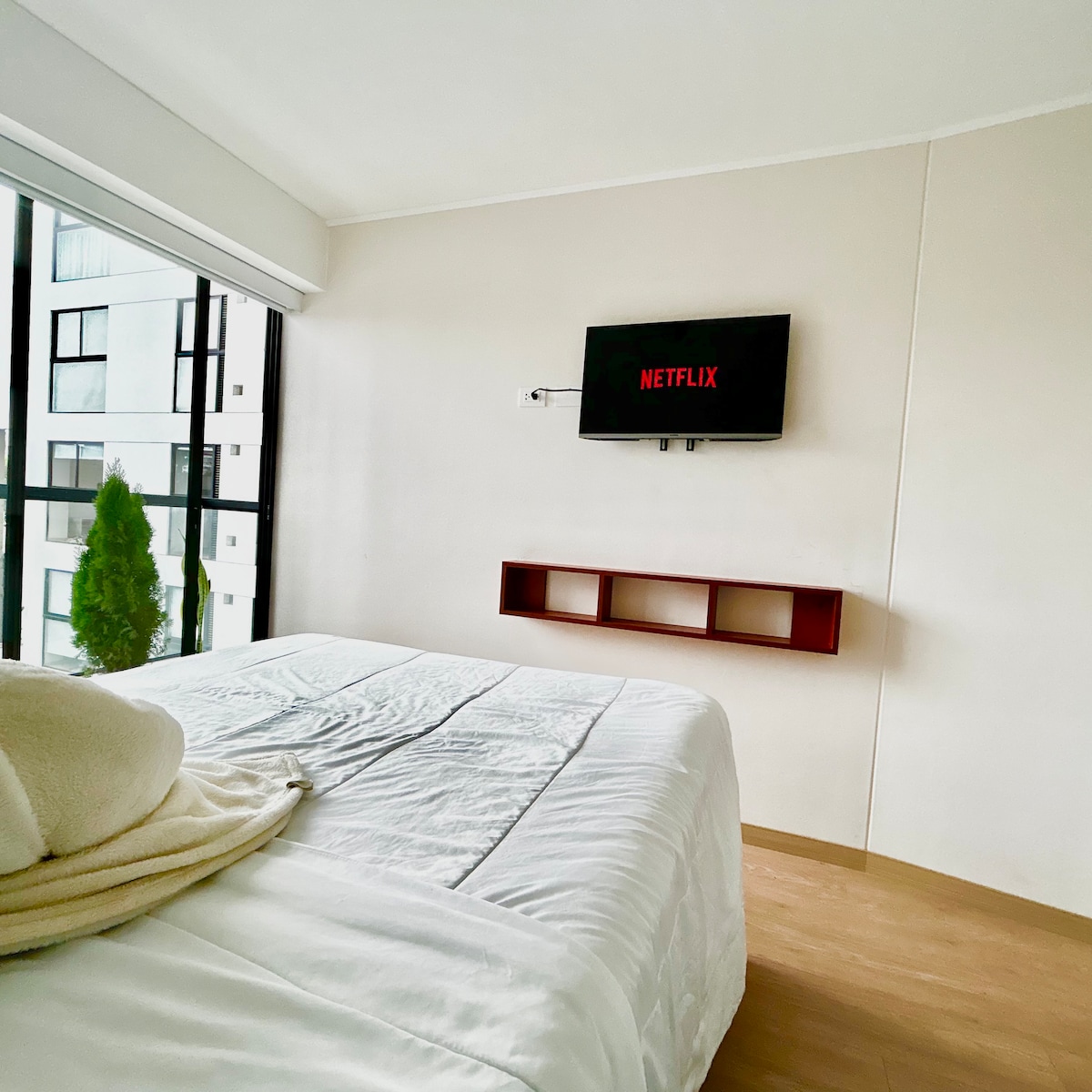 سرير بمقعدين مع تلفزيون S - Mart 