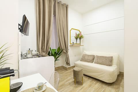 Top performing Airbnb: House Suite in the Historic Center of Naples in Napoli