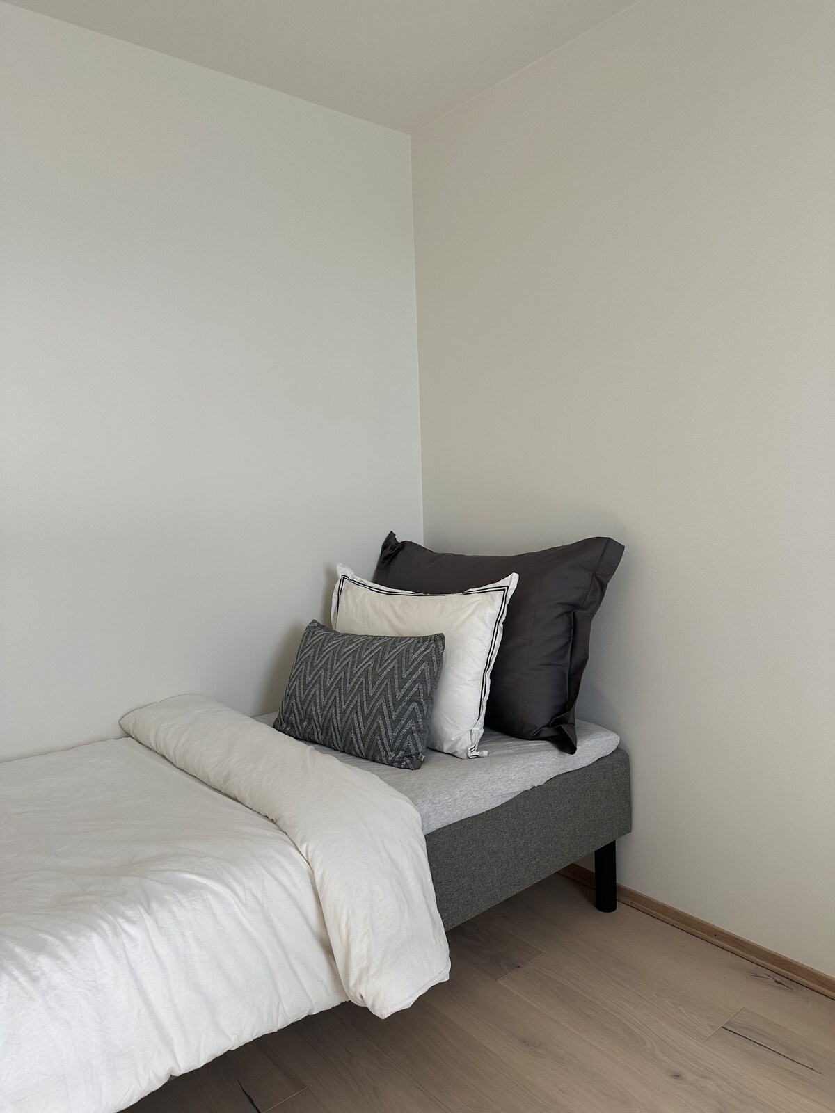 เตียงเดี่ยว 1 หลังสามารถรองรับที่นอนเป่าลมข้างเตียงได้