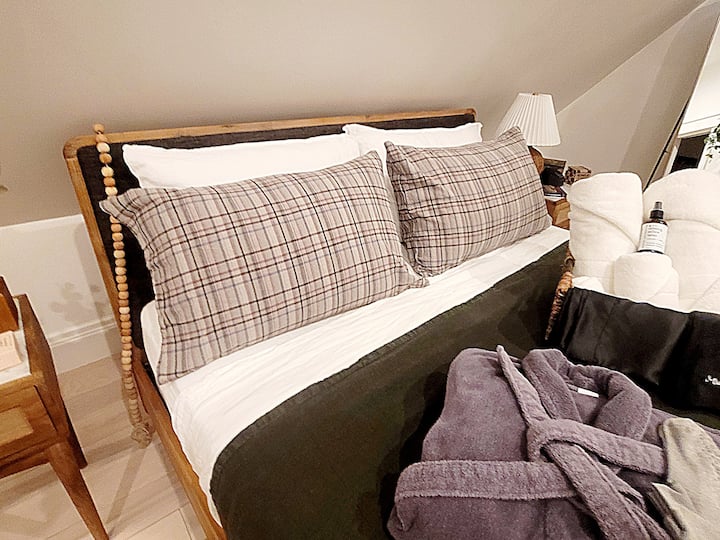 Vaša je spavaća soba utočište udobnosti. Uživajte u plišanim ogrtačima i ručnicima, udobnim čarapama, satenskim jastučnicama, ručnicima za šminkanje, spreju za posteljinu i mekoj posteljini. Svaki je detalj pažljivo osmišljen - samo najbolji za naše drage goste.