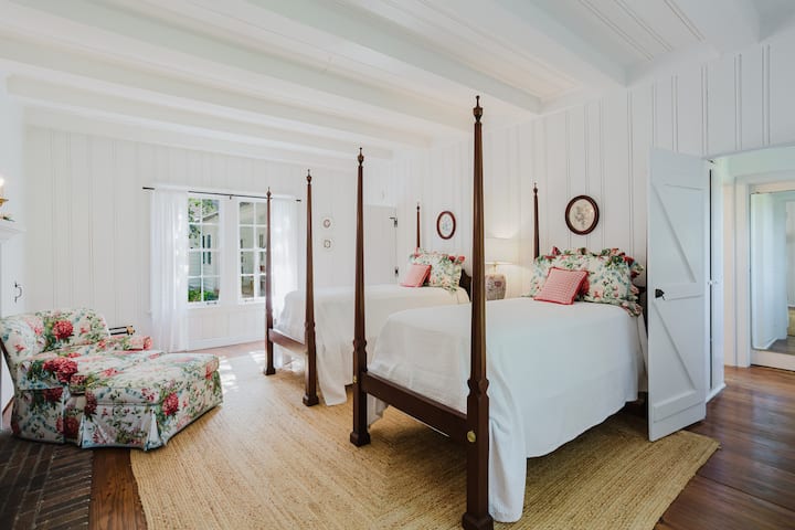 Magnolia Suite | 2 Twins | Christmas House