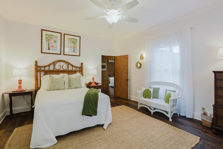 The Palm Suite |  Queen Bed | Christmas House