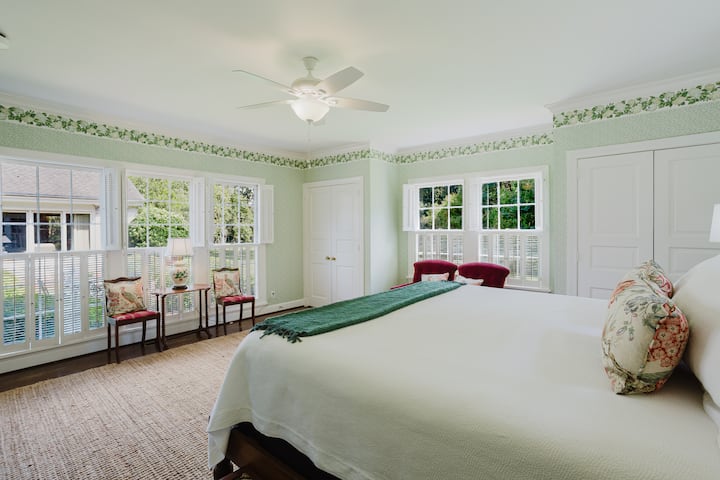 Hydrangea Suite | King Bed | Courtyard View