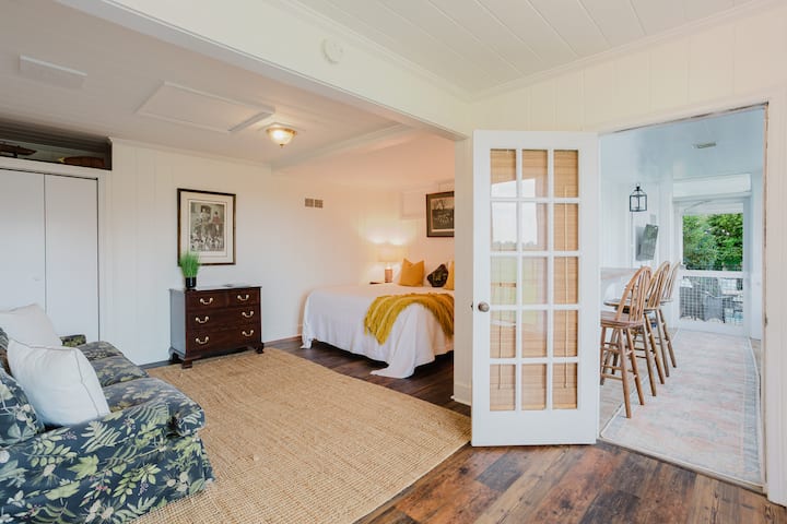 Red Hills Suite | King Bed | Christmas House