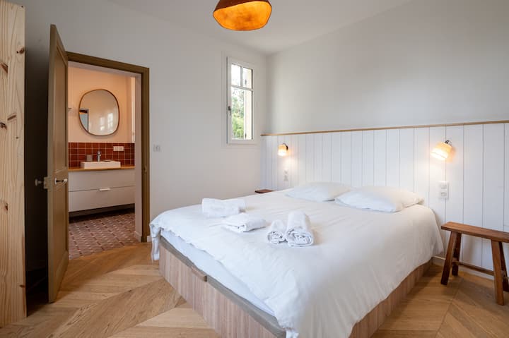 Აპარტამენტი 1: 160*200 საწოლი, ღია კარადა, საკუთარი საშხაპე ოთახითა და უნიტაზით