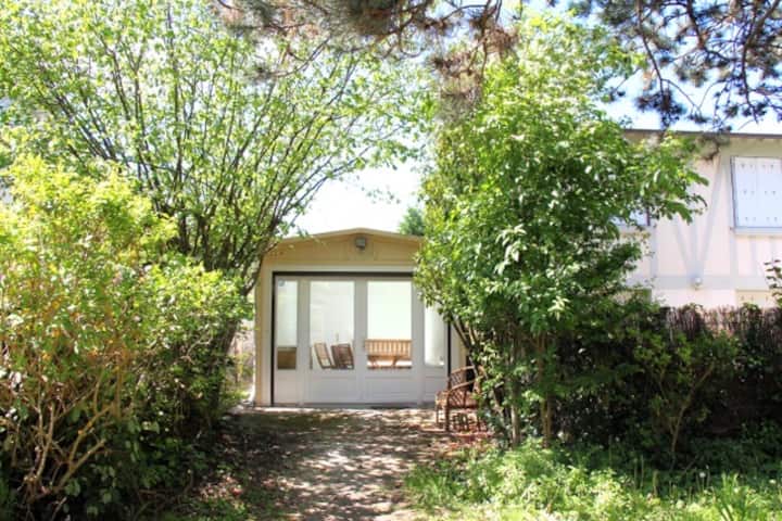 Დამოუკიდებელი სტუდიო სამზარეულოთი, 140*190 საწოლით, გარდერობით, საშხაპე ოთახითა და უნიტაზით.